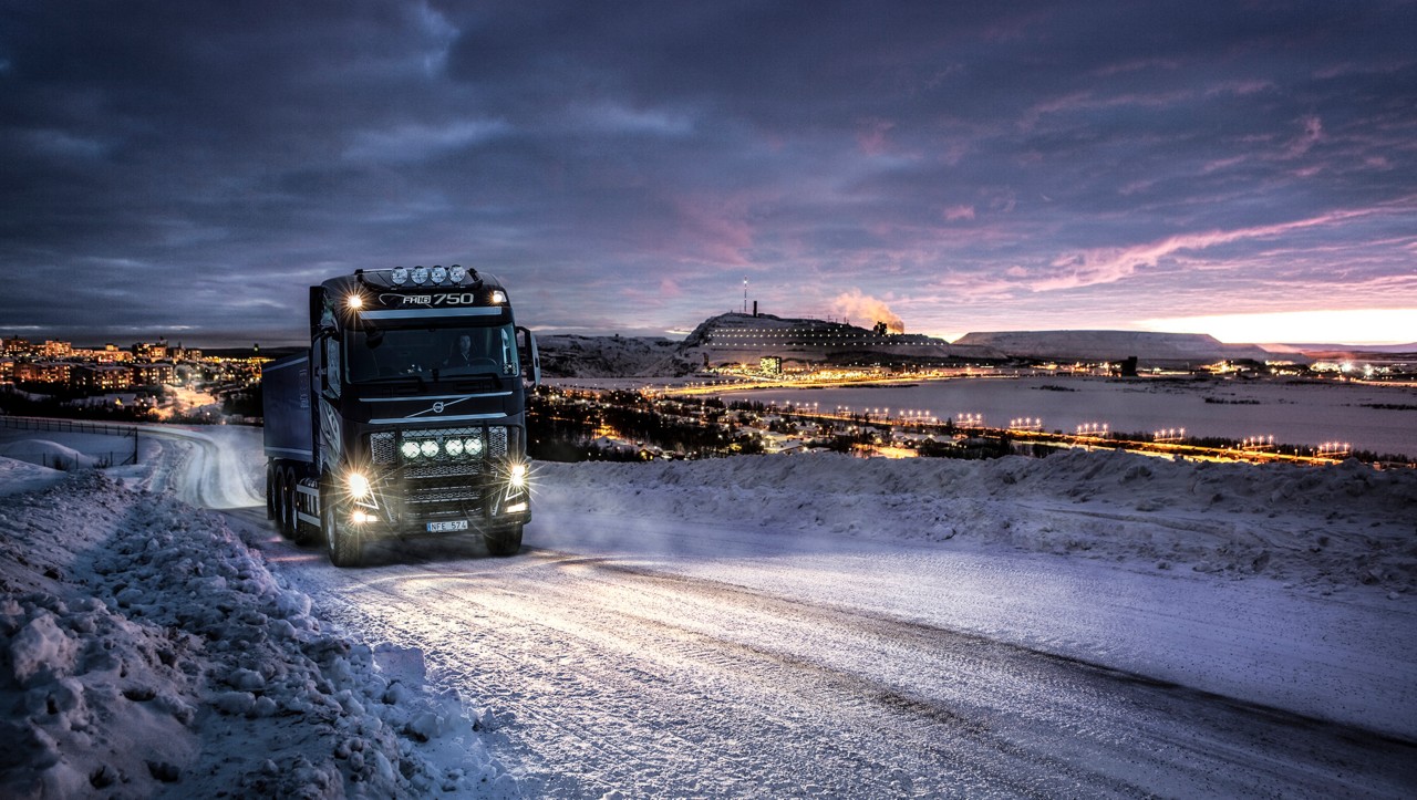 Volvo FH conduzindo à noite na neve