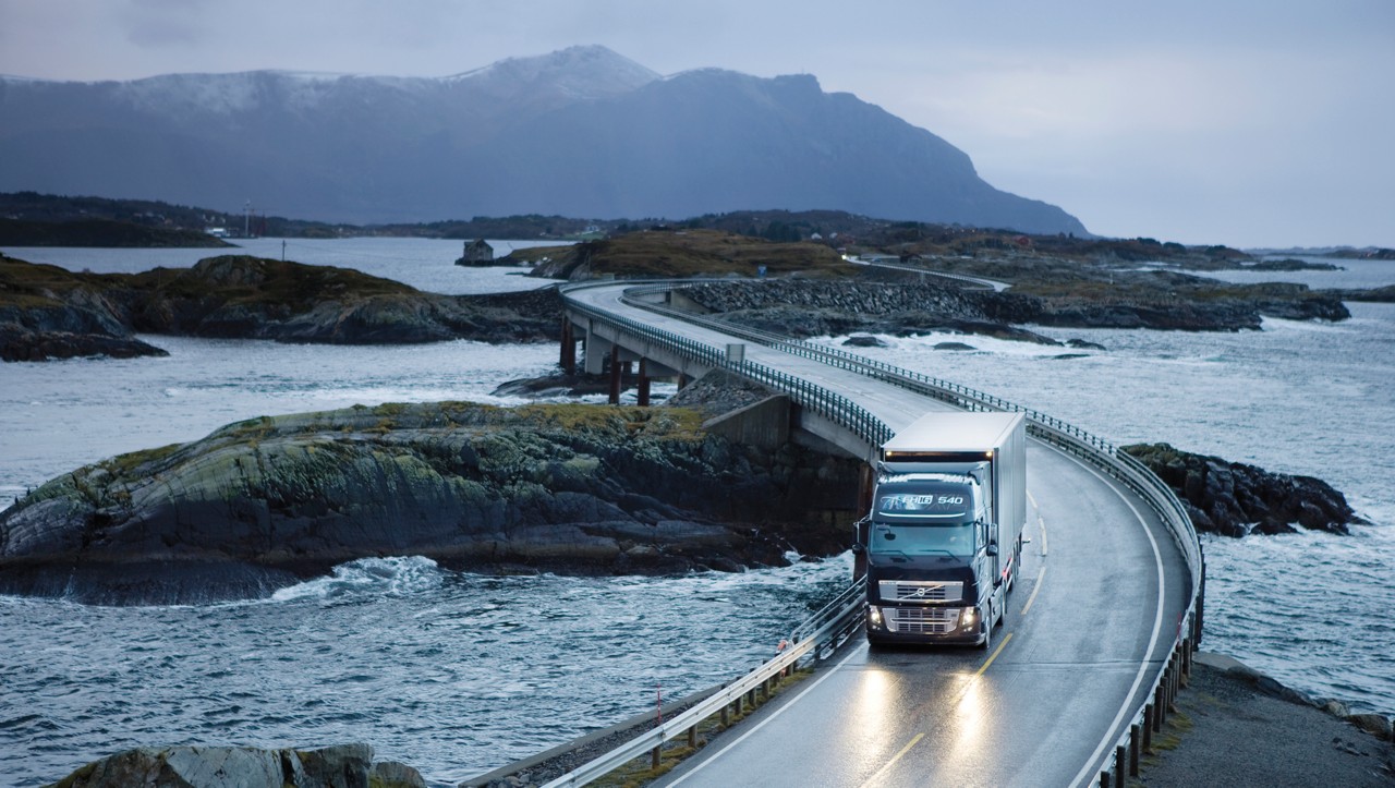 Condução do Volvo FH numa ponte sinuosa