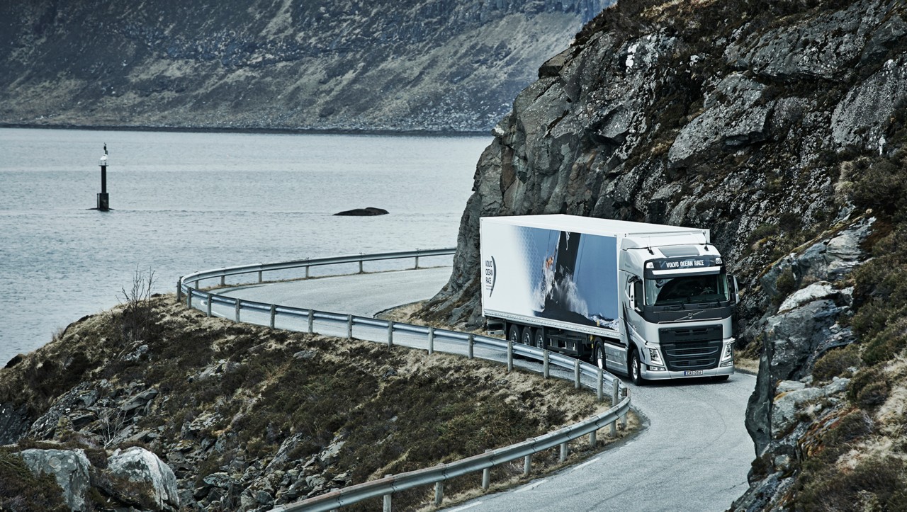 Condução de um Volvo numa estrada sinuosa
