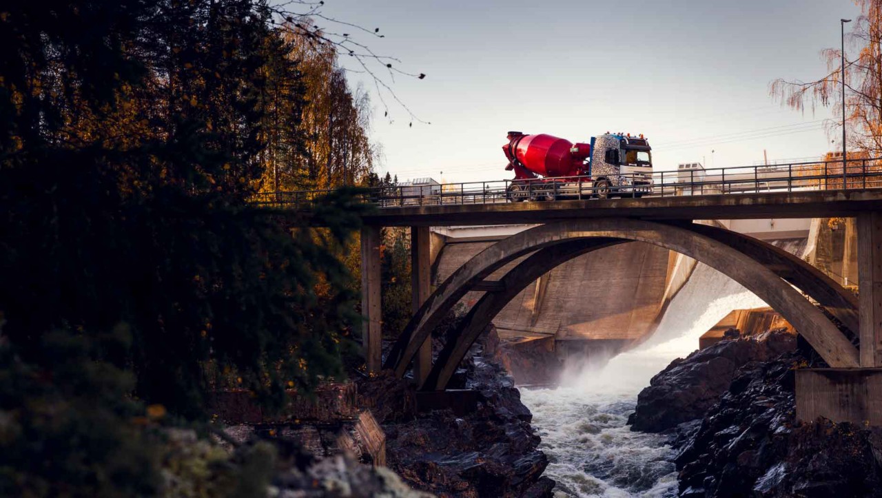 O Volvo FMX a transpor um rio numa ponte