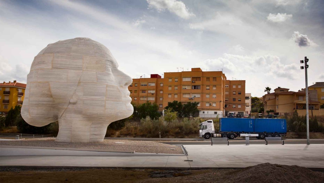 Um camião de teste passa por uma estátua de mármore em Espanha