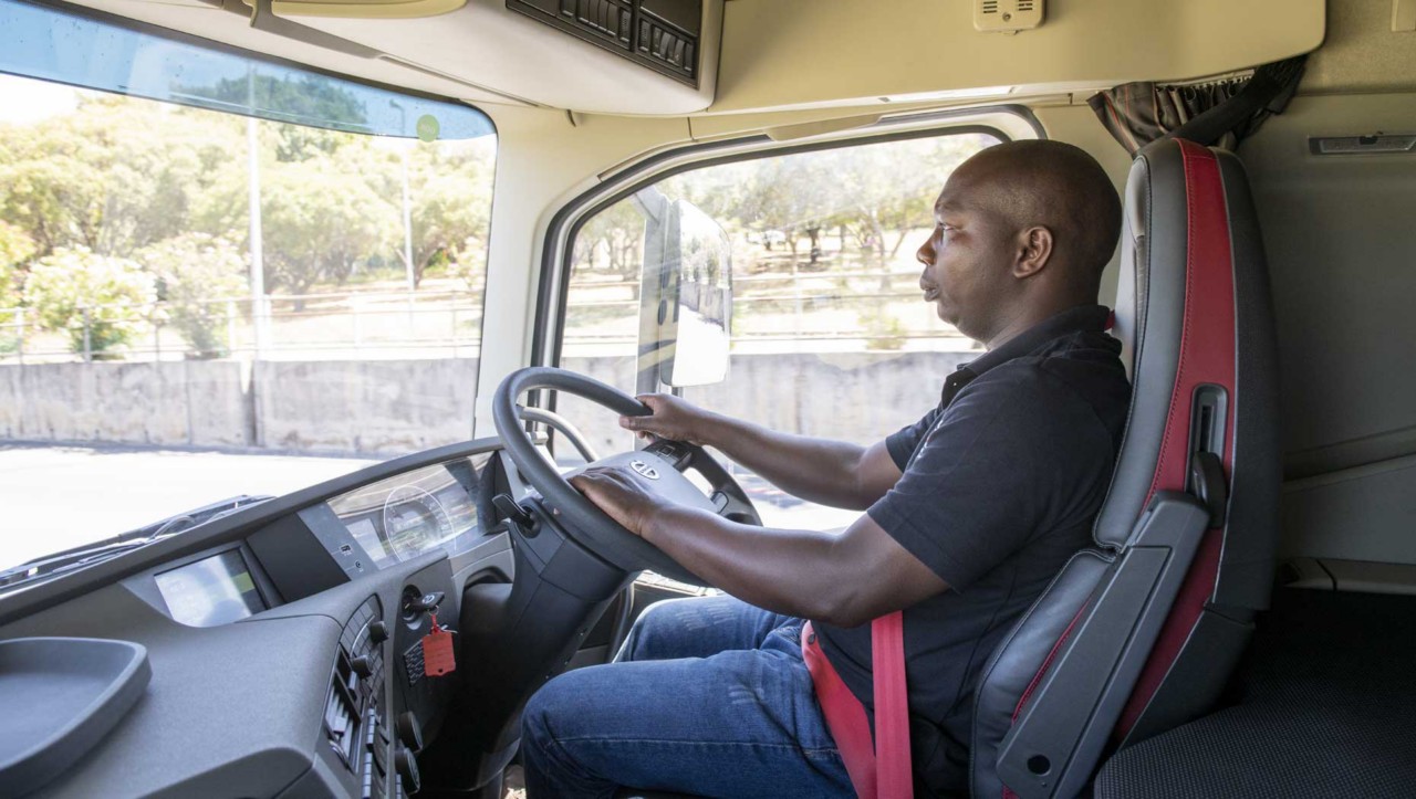 Kudzai Mwoyondewenyu, motorista da ATS, na cabina do camião